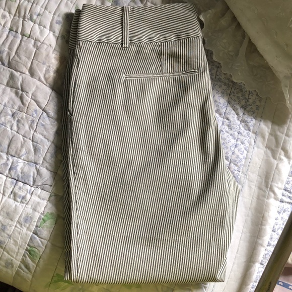 Ann Taylor Ladies size 8 striped cotton capri’s - Picture 14 of 16